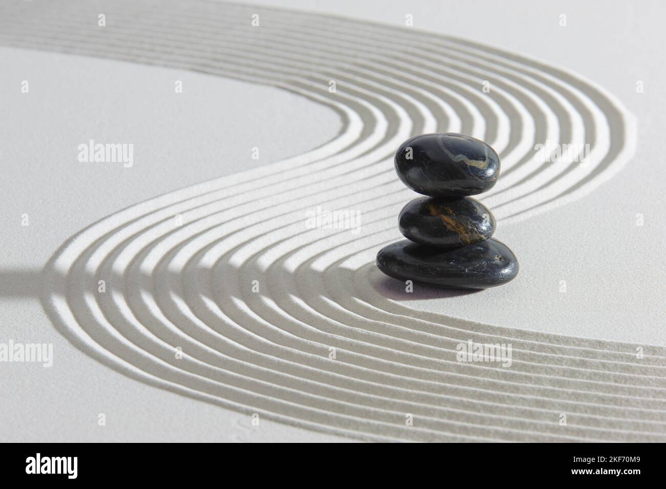 Strukturierter Sand und Stein im japanischen Zen-Garten Stockfoto