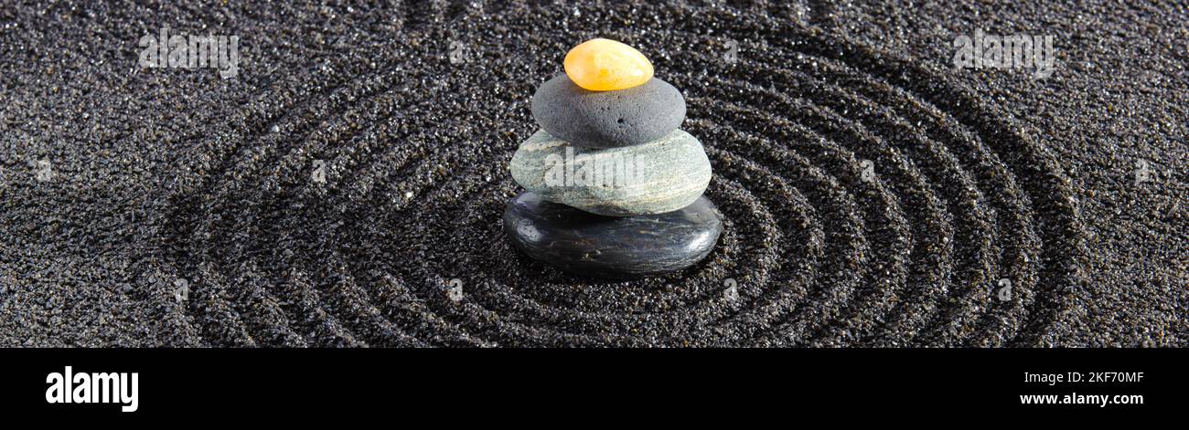 Strukturierter Sand und Stein im japanischen Zen-Garten Stockfoto