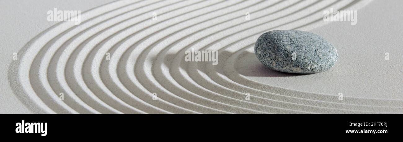 Strukturierter Sand und Stein im japanischen Zen-Garten Stockfoto