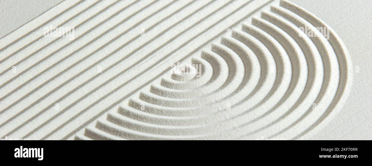 Strukturierter Sand und Stein im japanischen Zen-Garten Stockfoto