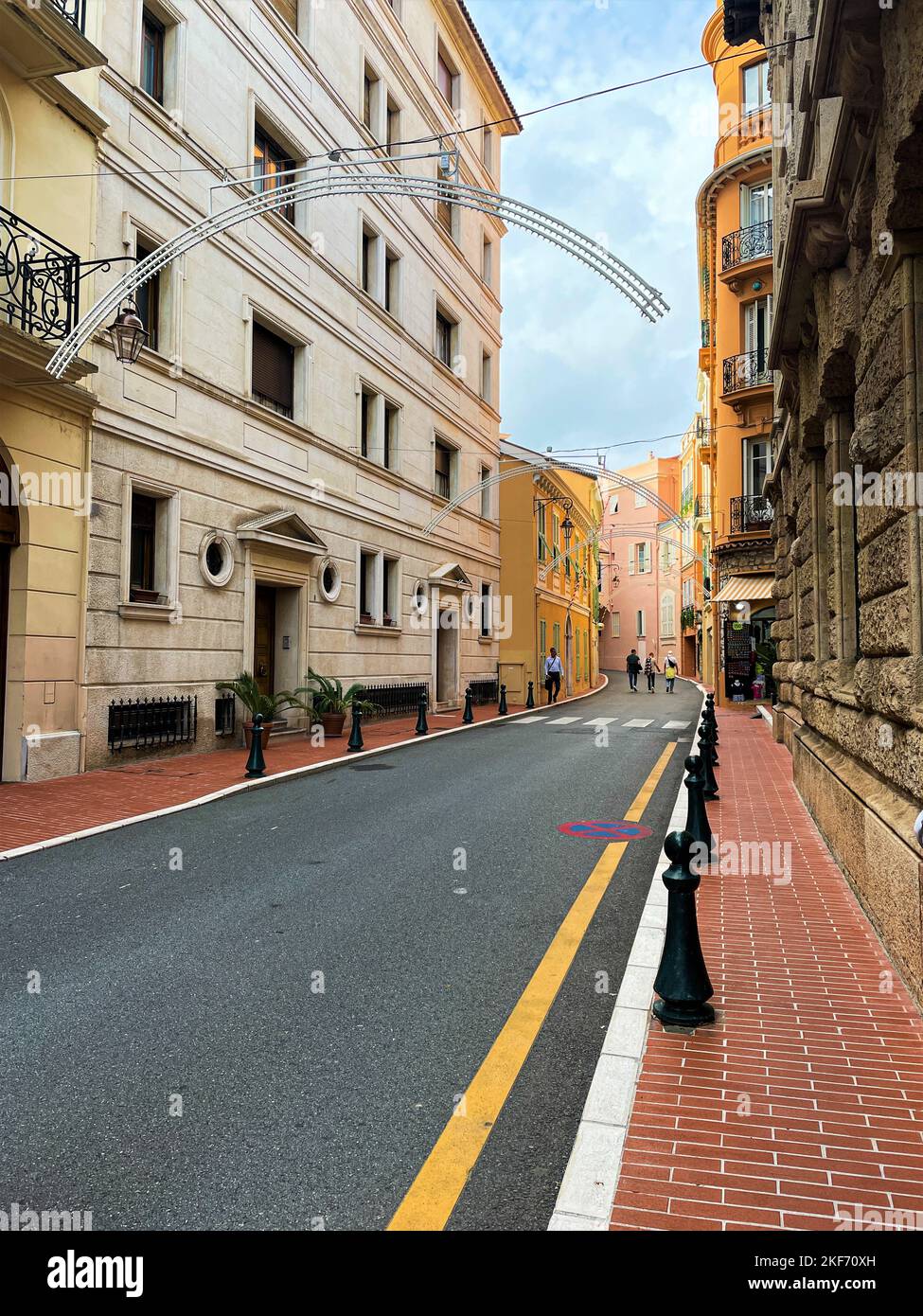 Altstadt in Monaco, Monaco Stadt. Blick von außen auf Straße, Straße und Gebäude. Stockfoto