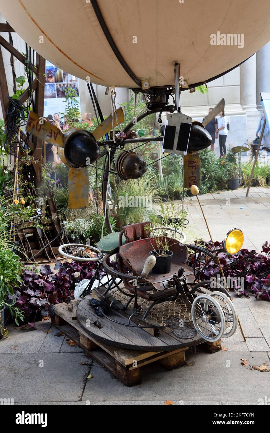 Futuristische Flying Machine oder Contraption für eine Person oder eine Person, Teil der „Aéroflorale“, gebaut von der Straßentheatergruppe „La Machine“ Stockfoto