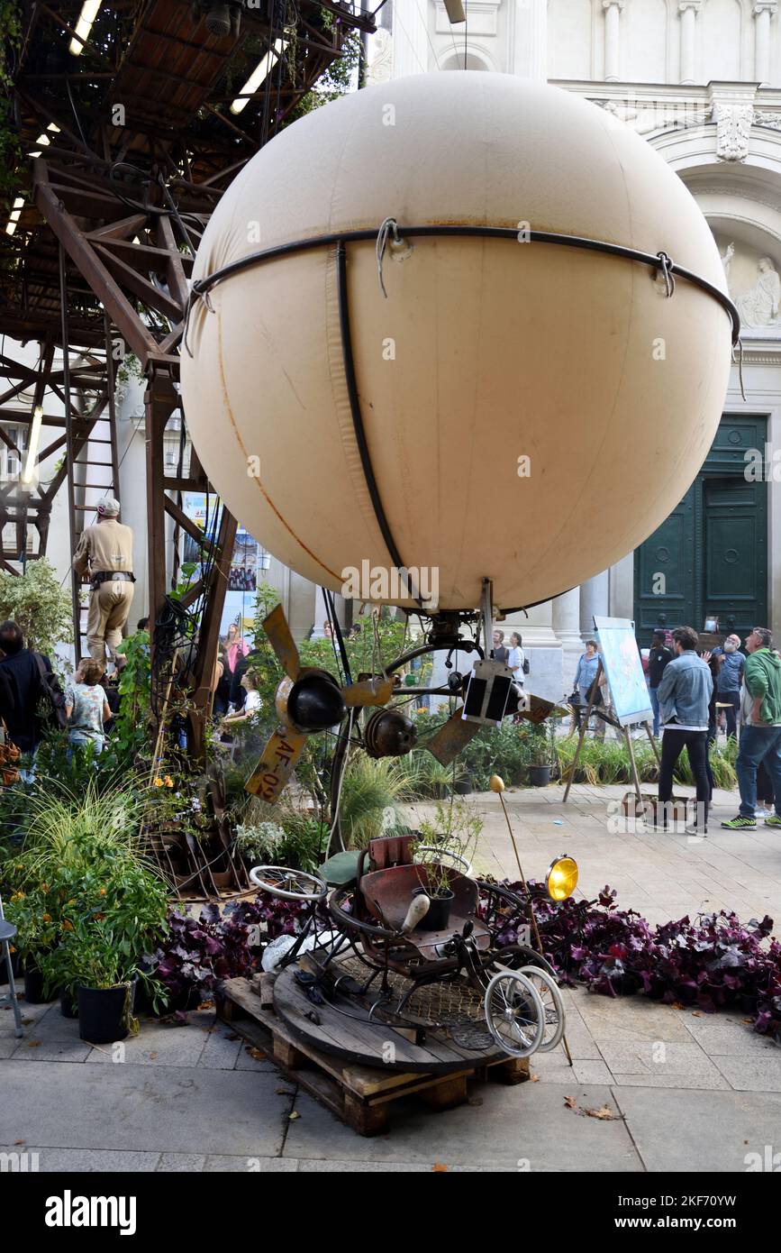 Futuristische Flying Machine oder Contraption für eine Person oder eine Person, Teil der „Aéroflorale“, gebaut von der Straßentheatergruppe „La Machine“ Stockfoto