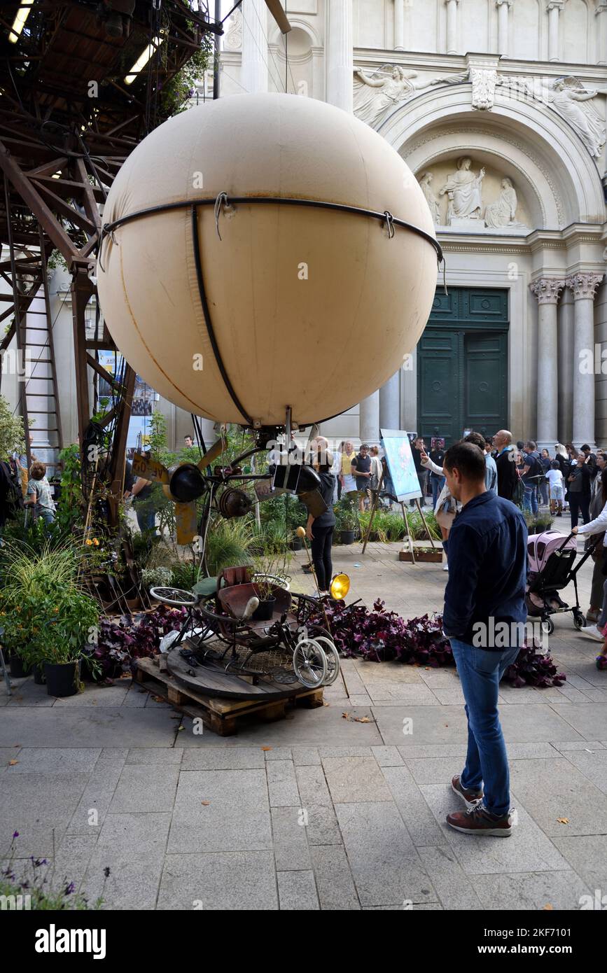 Futuristische Flying Machine oder Contraption für eine Person oder eine Person, Teil der „Aéroflorale“, gebaut von der Straßentheatergruppe „La Machine“ Stockfoto