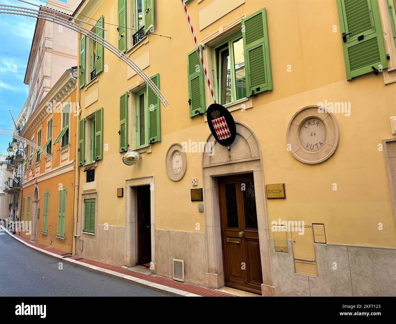 Altstadt in Monaco, Monaco Stadt. Außenansicht auf buntes Gebäude. Stockfoto