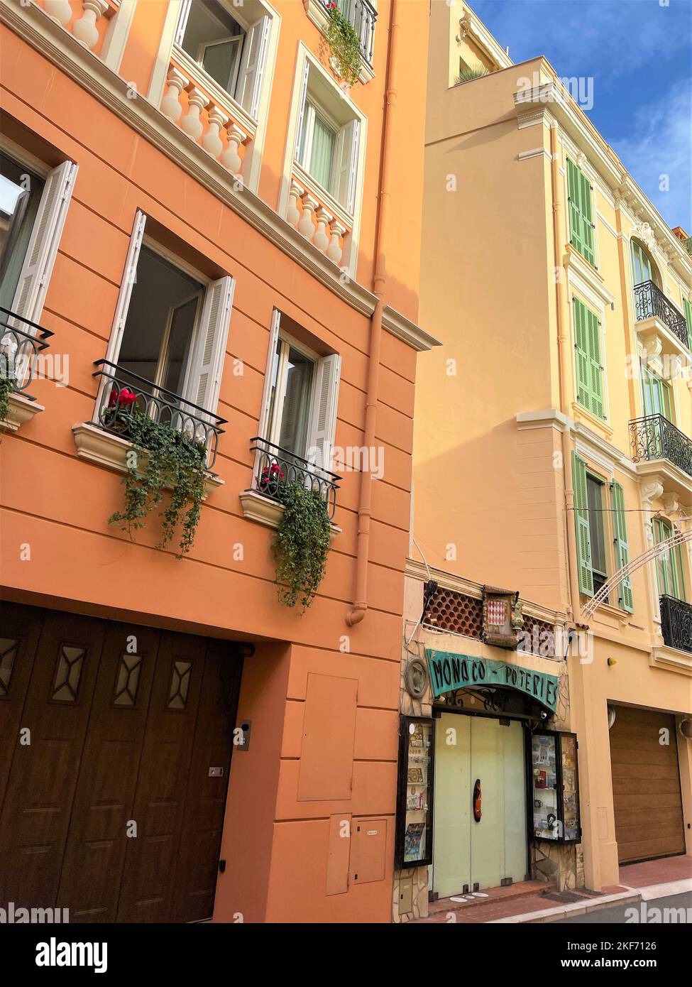 Altstadt in Monaco, Monaco Stadt. Außenansicht auf buntes Gebäude. Stockfoto