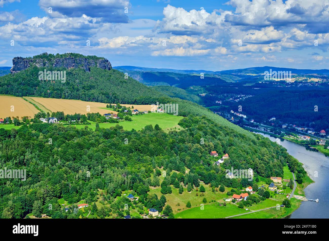 Malerischer Blick auf den Lilienstein vom Königstein, der sächsischen Schweiz, Sachsen, Deutschland. Stockfoto