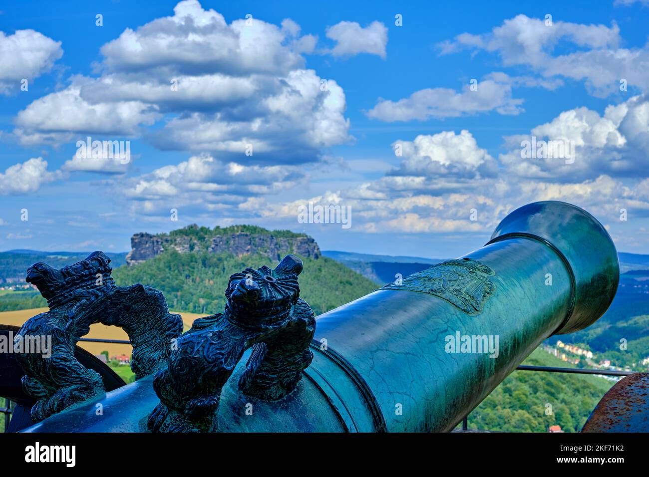 Historische Kanone an der Attika und Blick auf den Berg Lilienstein, die Festung Königstein, Königstein, die sächsische Schweiz, Sachsen, Deutschland. Stockfoto