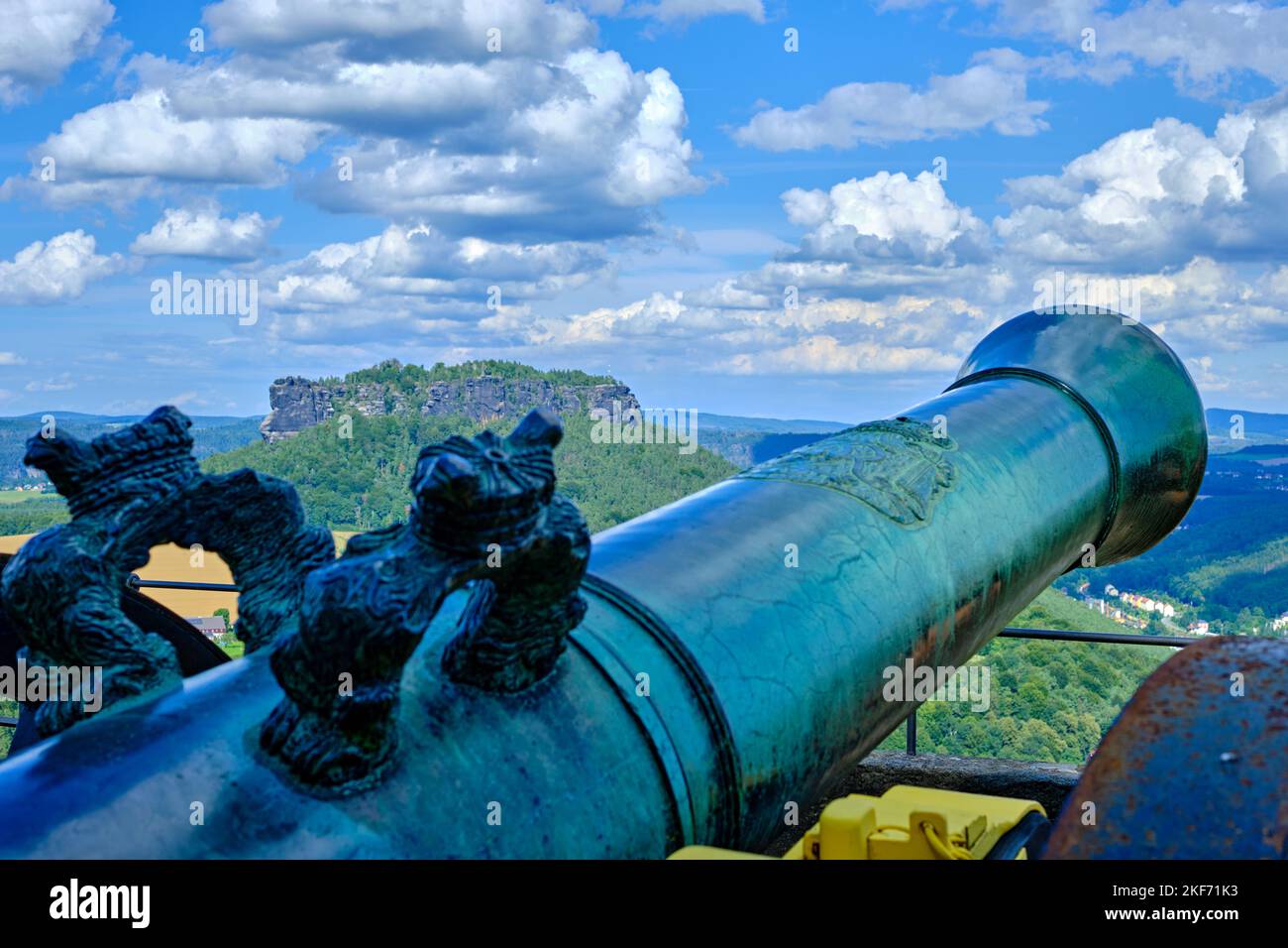 Historische Kanone an der Attika und Blick auf den Berg Lilienstein, die Festung Königstein, Königstein, die sächsische Schweiz, Sachsen, Deutschland. Stockfoto