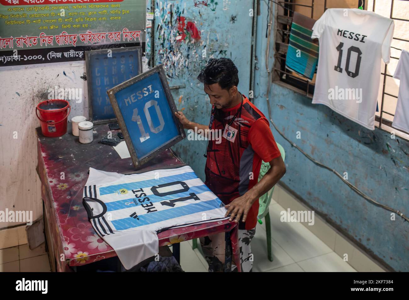 Dhaka, Bangladesch. 16.. November 2022. Ein bangladeschischer Händler druckt den argentinischen Fußballspieler Lionel Andrés Messi mit der Trikotnummer 10 vor der FIFA-Weltmeisterschaft 2022. (Foto: Sazzad Hossain/SOPA Images/Sipa USA) Quelle: SIPA USA/Alamy Live News Stockfoto