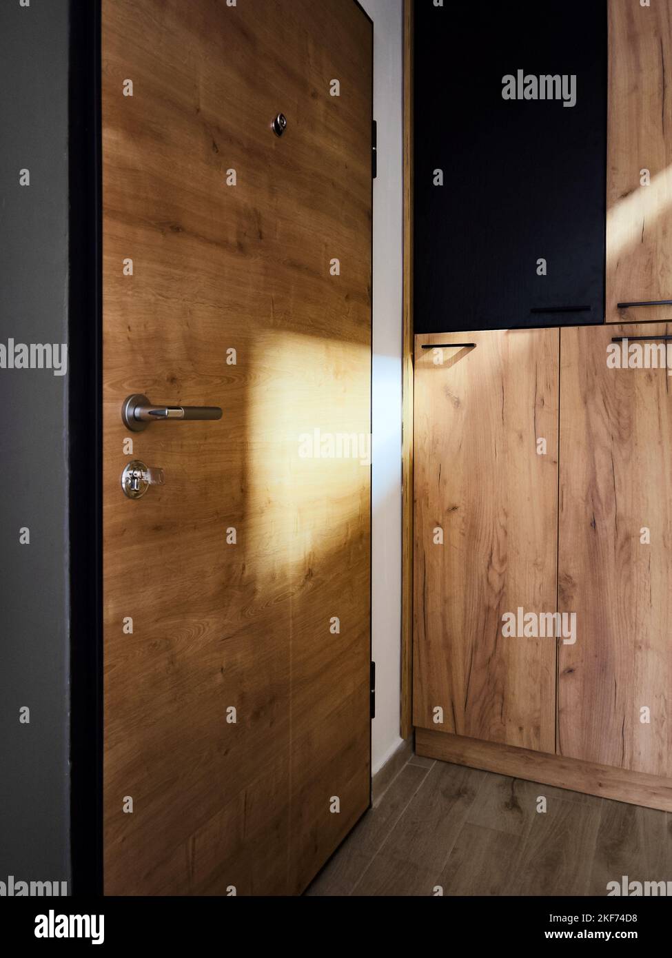 Wohnungstür und Kleiderschrank von der Morgensonne beleuchtet, keine Menschen Stockfoto