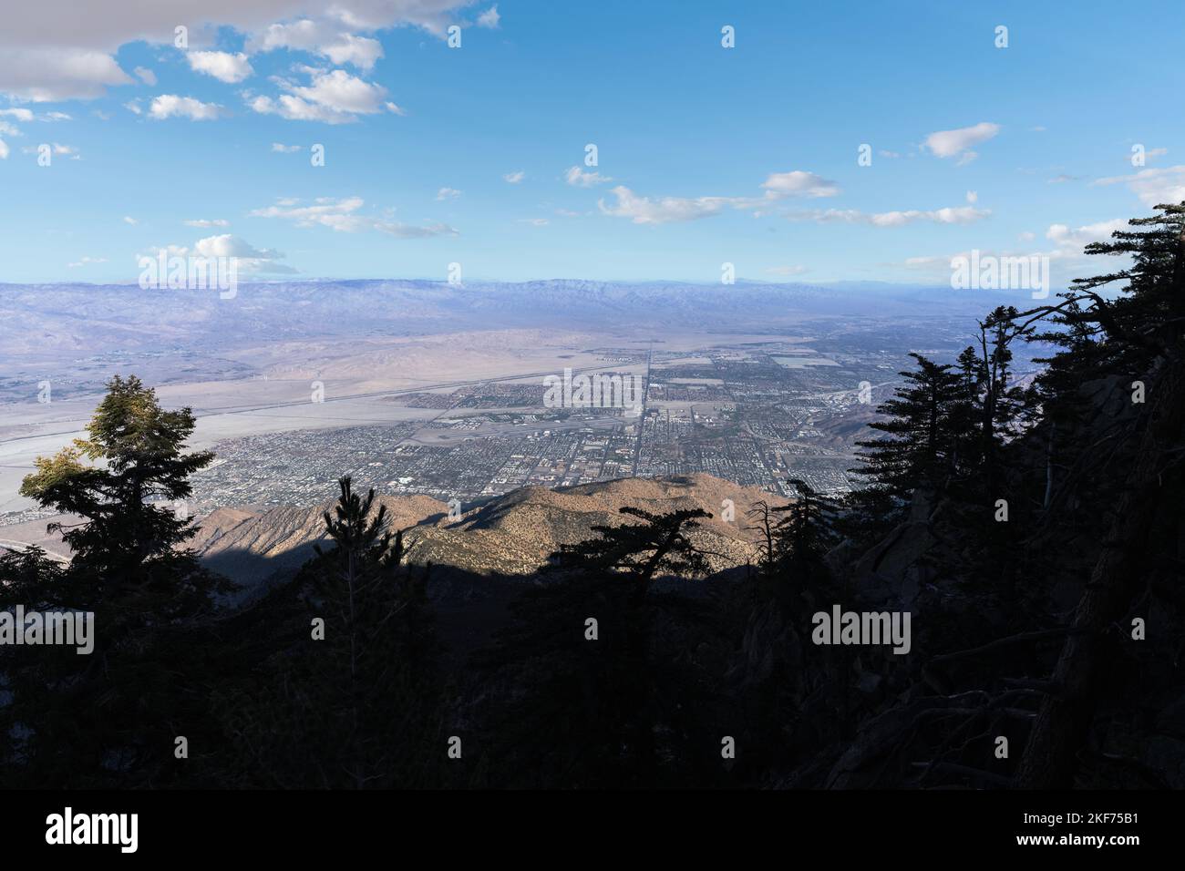 Blick von den San Jacinto Mountains in Südkalifornien auf Palm Springs und die Wüste des Coachella Valley. Stockfoto