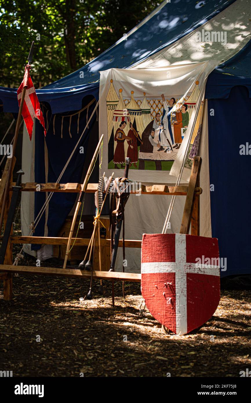 Eine Vertikale eines Zeltes mit Gemälden und einem Schild mit der dänischen Flagge draußen Stockfoto