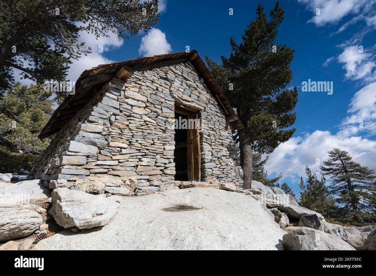 Historische Steinhütte in der Nähe des Gipfels des San Jacinto Peak im San Jacinto Mountains State Park oberhalb von Palm Springs, Kalifornien. Stockfoto