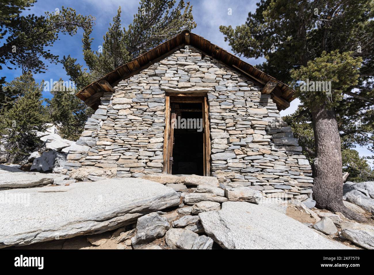 Historische Steinhütte in der Nähe des Gipfels von San Jacinto Peak in den San Jacinto Mountains oberhalb von Palm Springs, Kalifornien. Stockfoto