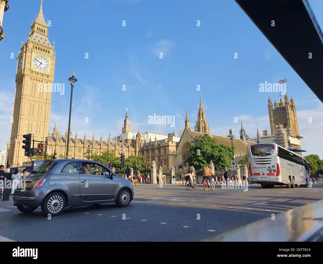 Ein Blick auf die Straße von London voller Verkehr und Menschen, mit Westminster Abby und Big Ben im Hintergrund, an einem sonnigen Tag im Sommer Stockfoto