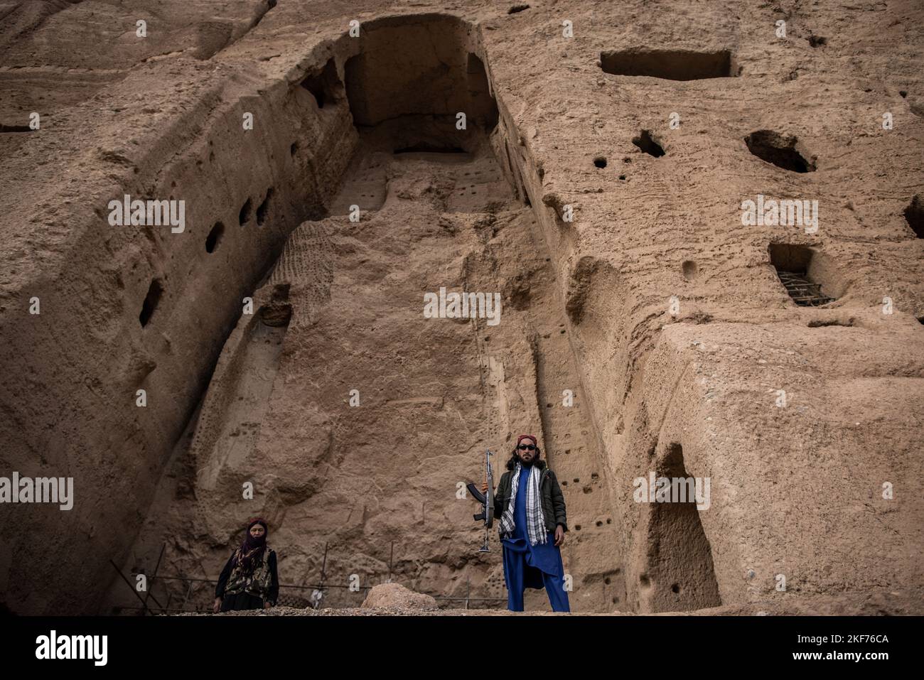 Bamyan, Afghanistan. 15.. November 2022. Zwei Taliban-Kämpfer patrouillieren an dem Ort, an dem in Bamyan eine monumentale, 38 Meter hohe Buddha-Statue in die Seite einer Klippe gehauen wurde. Zwei massive buddha-Statuen, die kleinere erreichen 38 und die größere erreichen 55 Meter, wurden um 600 n. Chr. erbaut und später von den Taliban mit Dynamit über mehrere Wochen zerstört, beginnend am 02. März 2001. Quelle: Oliver Weiken/dpa/Alamy Live News Stockfoto