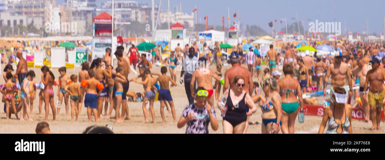 Strand mit Badegäste im Sommer. Rimini, Italien, redaktionelles Bild. Hochwertige Fotos Stockfoto