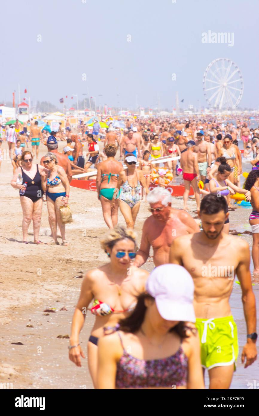 Strand mit Badegäste im Sommer. Rimini, Italien, redaktionelles Bild. Hochwertige Fotos Stockfoto