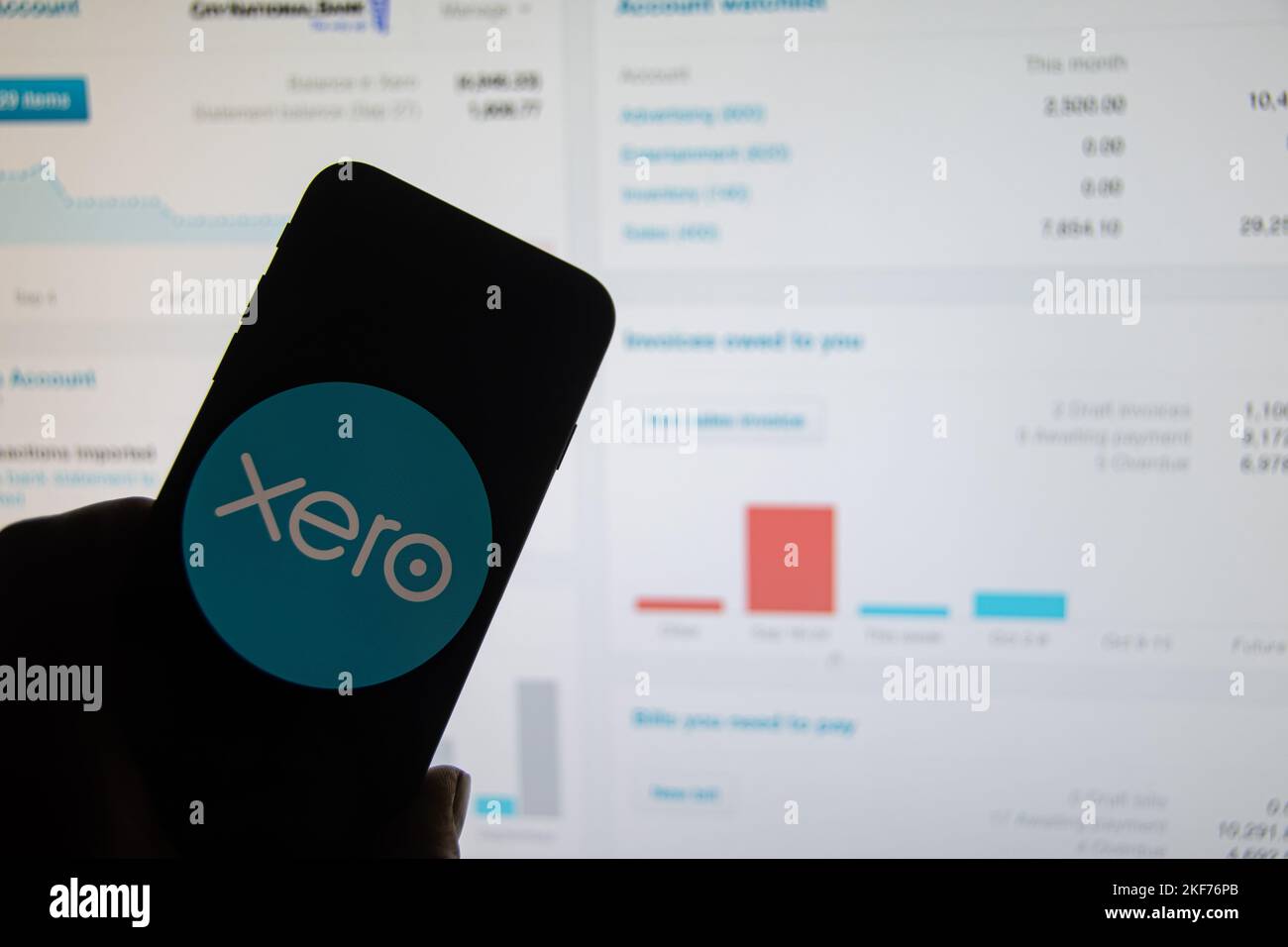 Rheinbach, 16. November 2022, das Markenlogo des Technologieunternehmens „Xero“ auf dem Display eines Smartphones (Fokus auf das Markenlogo) Stockfoto