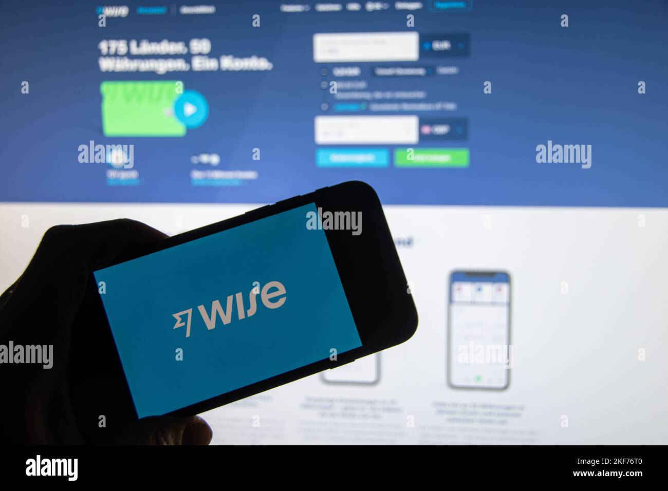 Rheinbach, Deutschland 16. November 2022, das Markenlogo des Online-Geldtransferdienstes "Wise" auf dem Display eines Smartphones Stockfoto