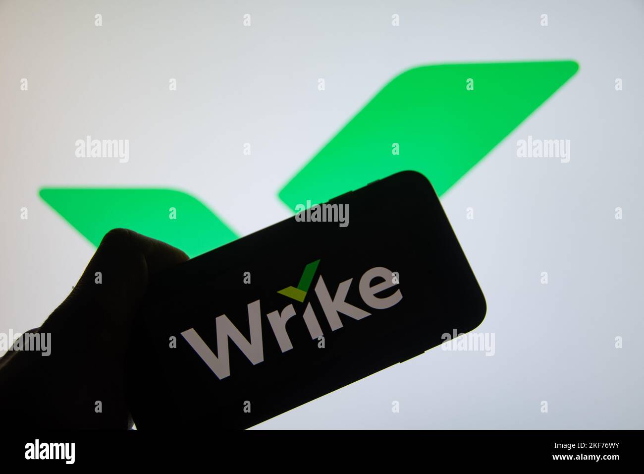 Rheinbach, Deutschland 16. November 2022, das Markenlogo „Wrike“ auf einem Smartphone-Display (Fokus auf das Markenlogo) Stockfoto