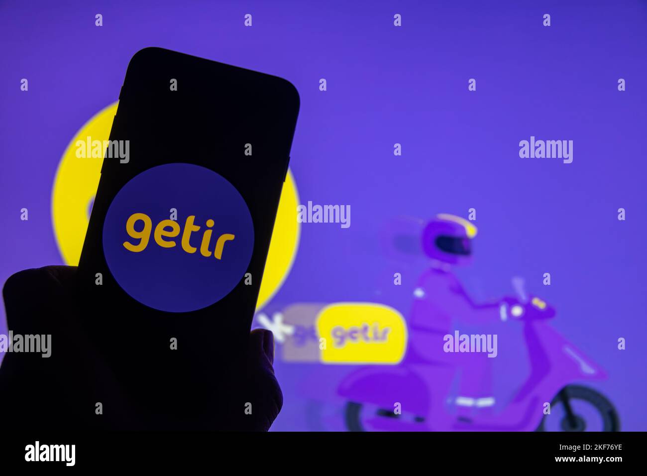 Rheinbach, Deutschland 16. November 2022, das Markenlogo des türkischen Unternehmens 'Getir' auf dem Display eines Smartphones (Fokus auf das Markenlogo) Stockfoto