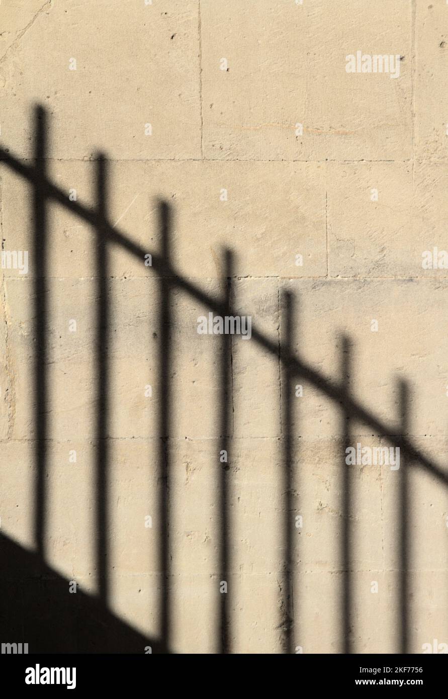 Schatten der gusseisernen Geländer gegen Eine Wand aus Bath Stone, Bath, Großbritannien Stockfoto