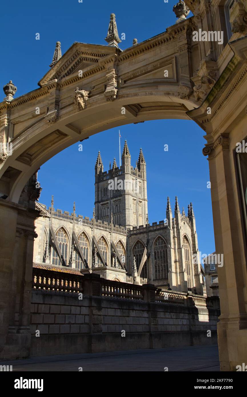 Blick auf Bath Abbey durch den geschnitzten römischen Thermen-Archway, Bath UK Stockfoto
