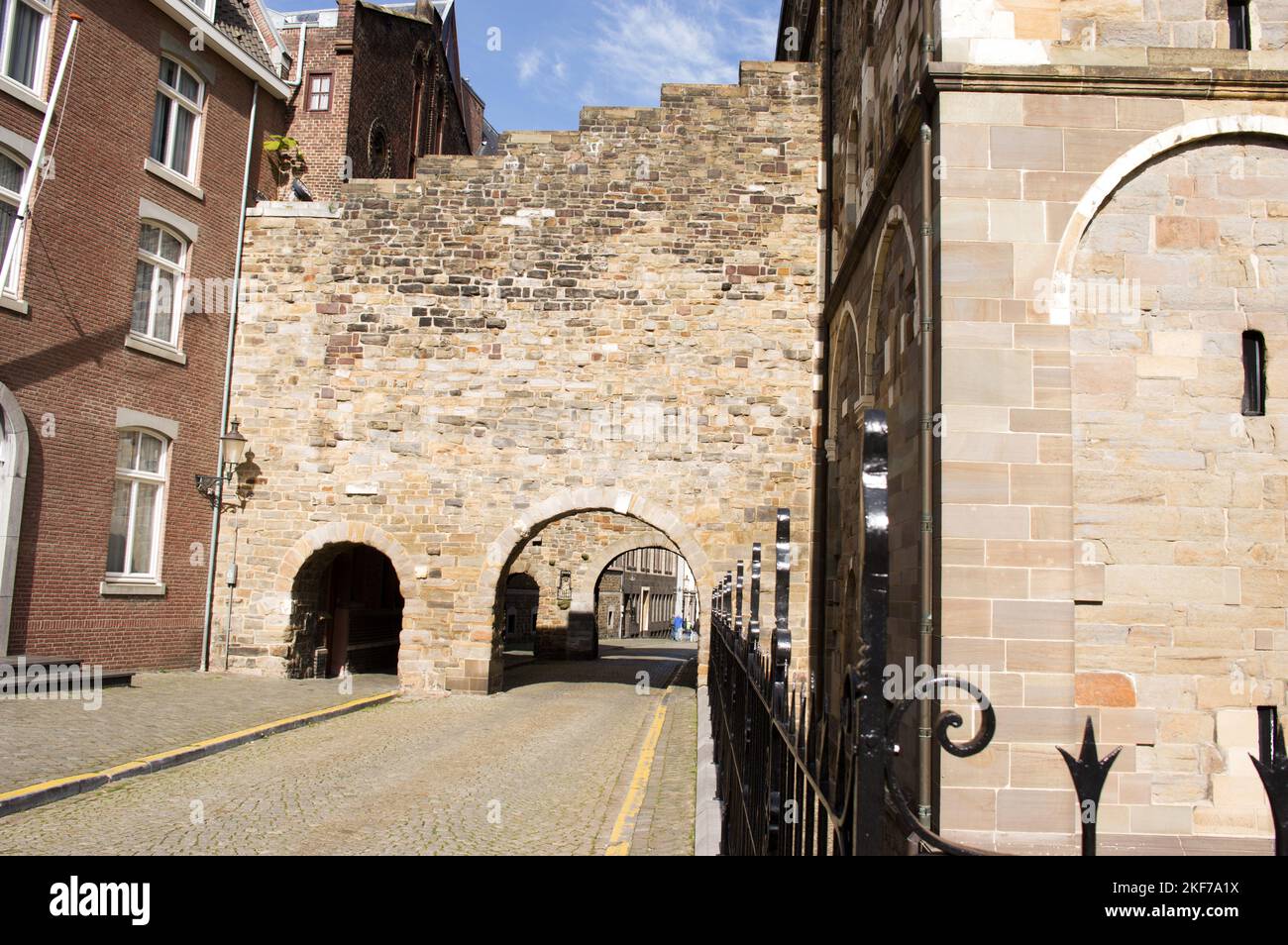 Teil einer mittelalterlichen Mauer mit einem Tor des Heiligen Servatius in Maastricht in den Niederlanden Stockfoto