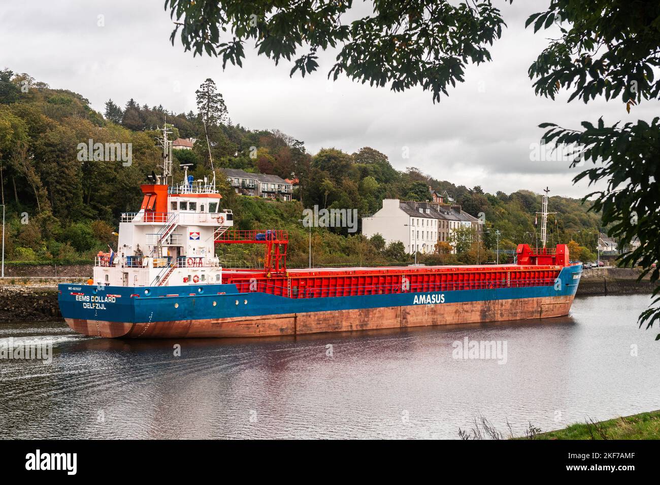Das Stückgutschiff „Eems Dollard“ segelt den Fluss Lee in Cork, Irland. Stockfoto