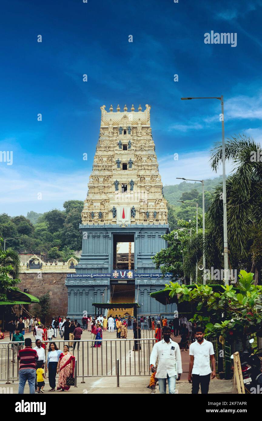 Eine vertikale Aufnahme von Gläubigen, die den Hindu-Narasimha-Tempel besuchen Stockfoto