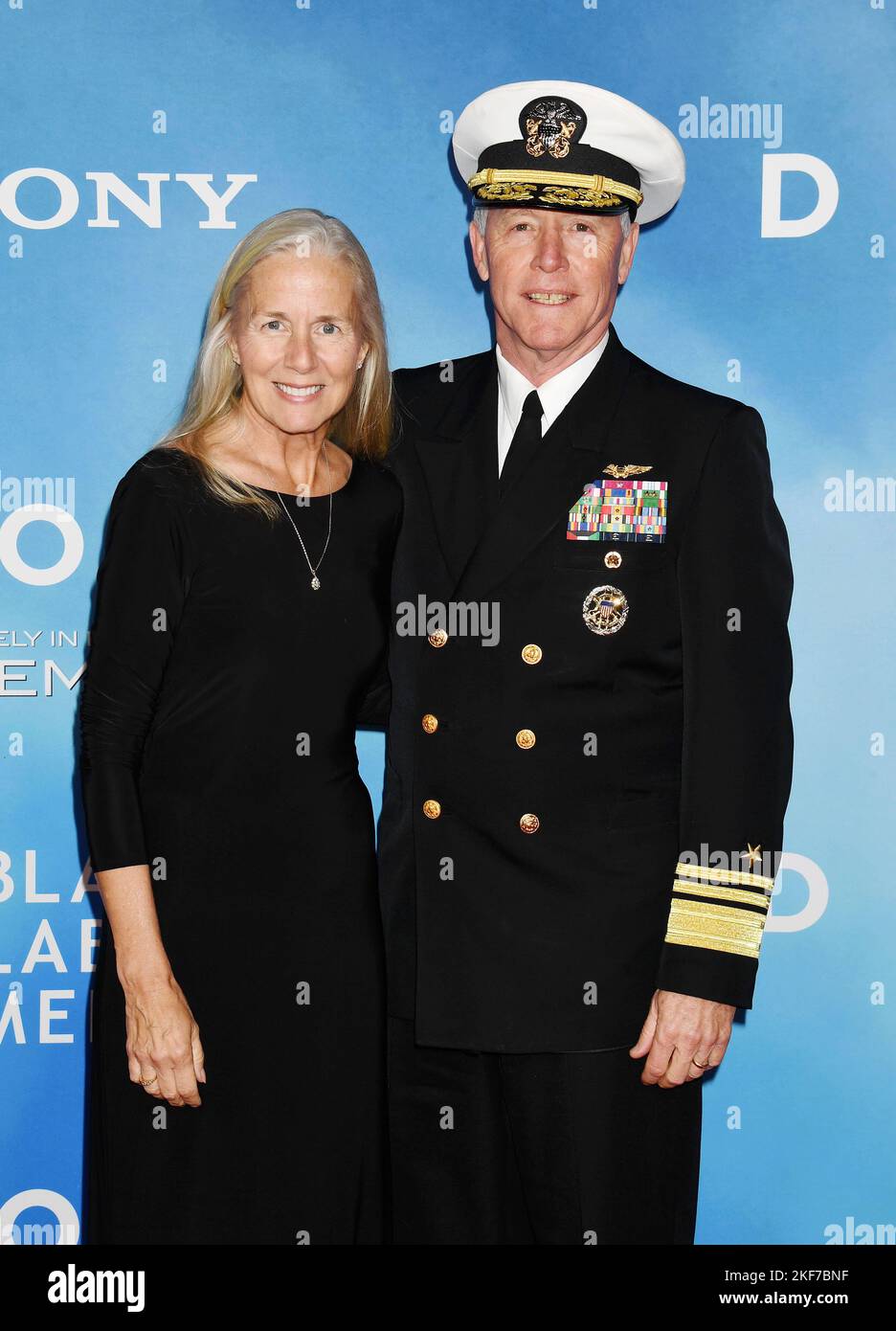 LOS ANGELES, KALIFORNIEN - 15. NOVEMBER: Vizeadmiral Kenneth Whitesell (R) und seine Frau nehmen an der Los Angeles Premiere von Sony Pictures 'Devotion' in Reg Teil Stockfoto