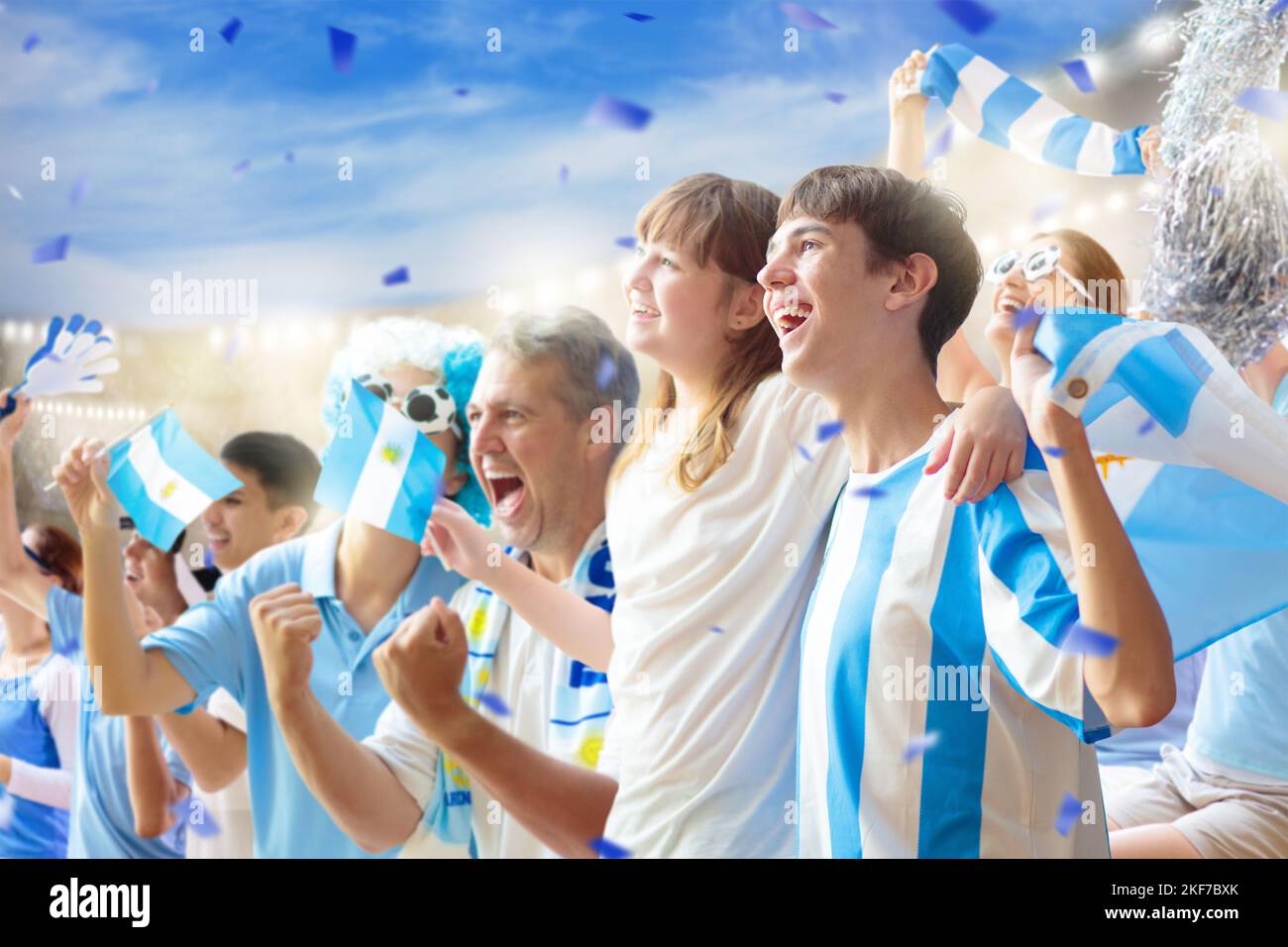 Argentinischer Fußballfan im Stadion. Argentinische Fans auf dem Fußballplatz beobachten das Mannschaftsspiel. Eine Gruppe von Unterstützern mit Flagge und Nationaltrikot Stockfoto