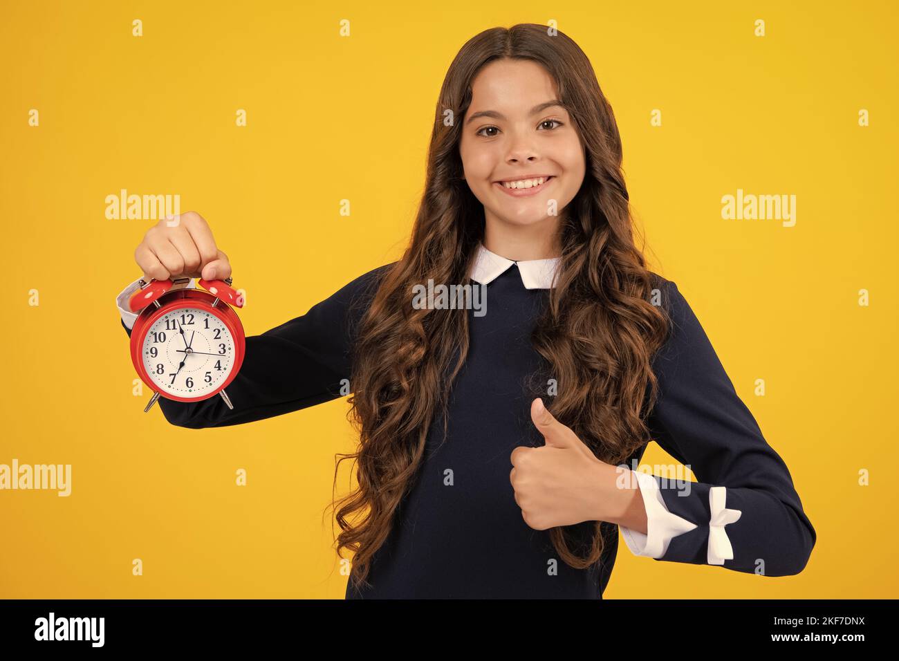 Teen girl 12, 13, 14 Jahre alt Blick auf Wecker. Zeit für Shopping-Verkäufe. Guten Morgen, überprüfen Sie die Zeit. Stockfoto