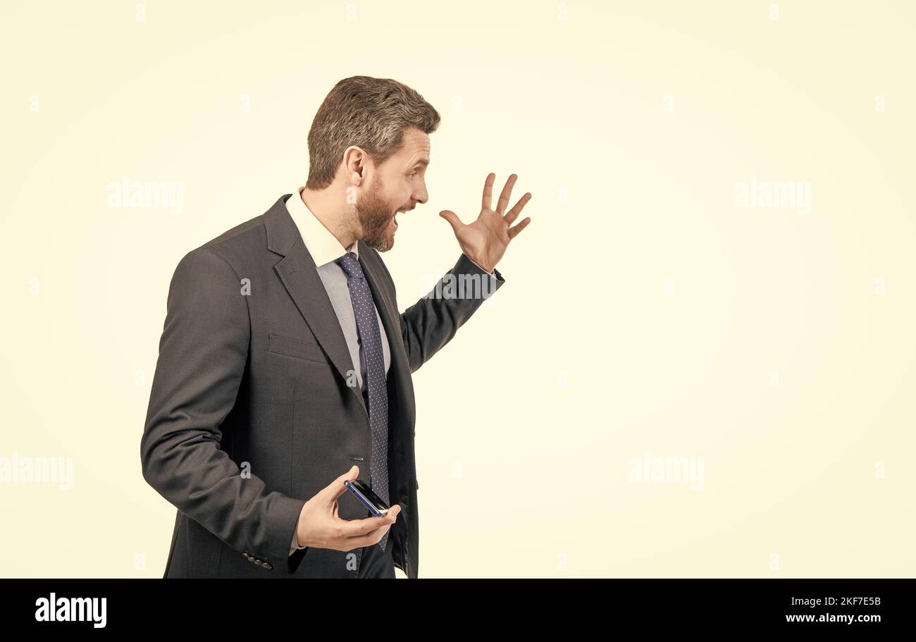 Wütender Manager in formellem Anzug schreit gestikulierend zur Hälfte, Wut Stockfoto