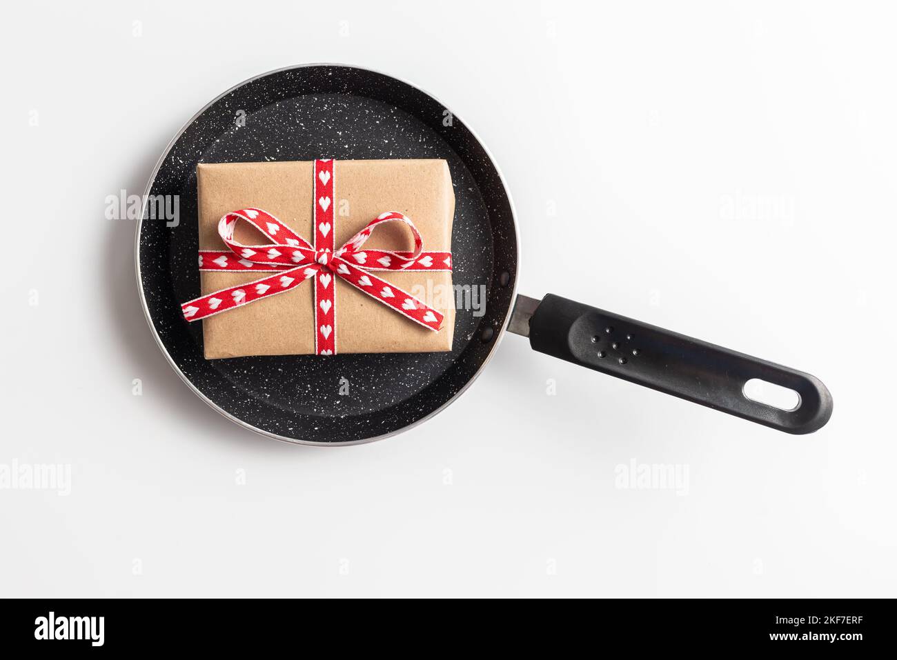 Pfanne mit Geschenkbox. Geschenk zum Frühstück Stockfoto