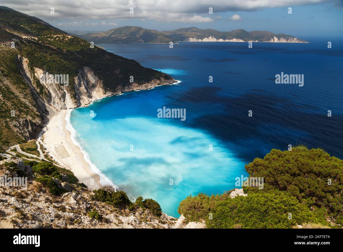 Ein Blick von oben auf Myrtos Beach und fantastisches türkisblaues und blaues Ionisches Meer. Luftaufnahme, Sommerlandschaft der berühmten und äußerst beliebten Reise-Desti Stockfoto