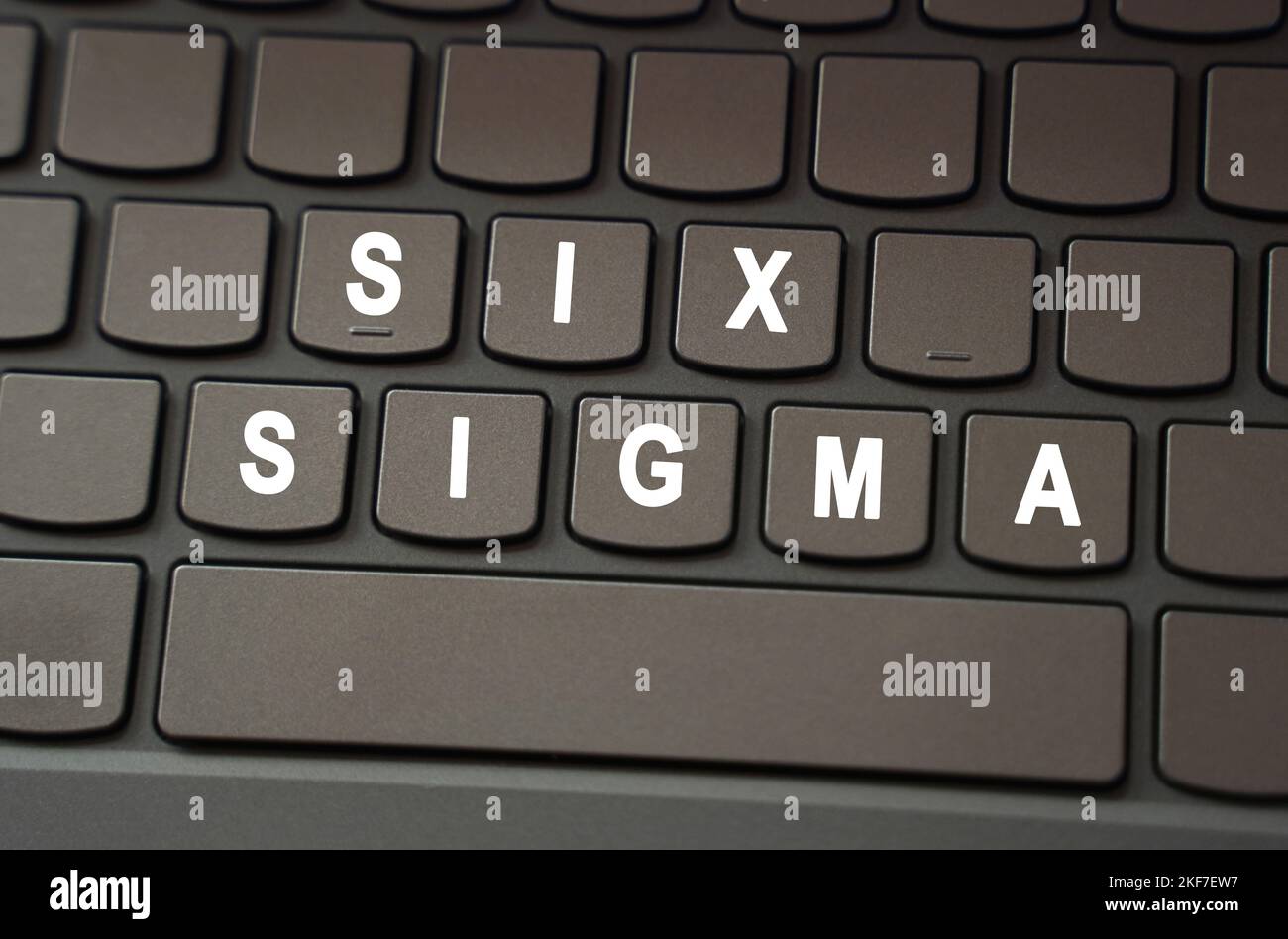 Internetkonzept. Auf der schwarzen Tastatur ist die Inschrift weiß hervorgehoben - Six Sigma Stockfoto
