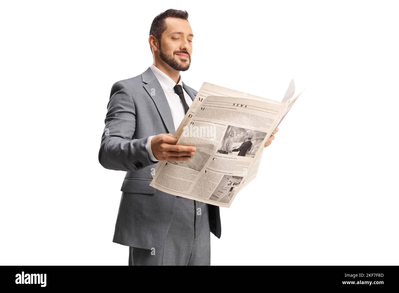 Geschäftsmann in einem grauen Anzug liest eine Zeitung isoliert auf weißem Hintergrund Stockfoto