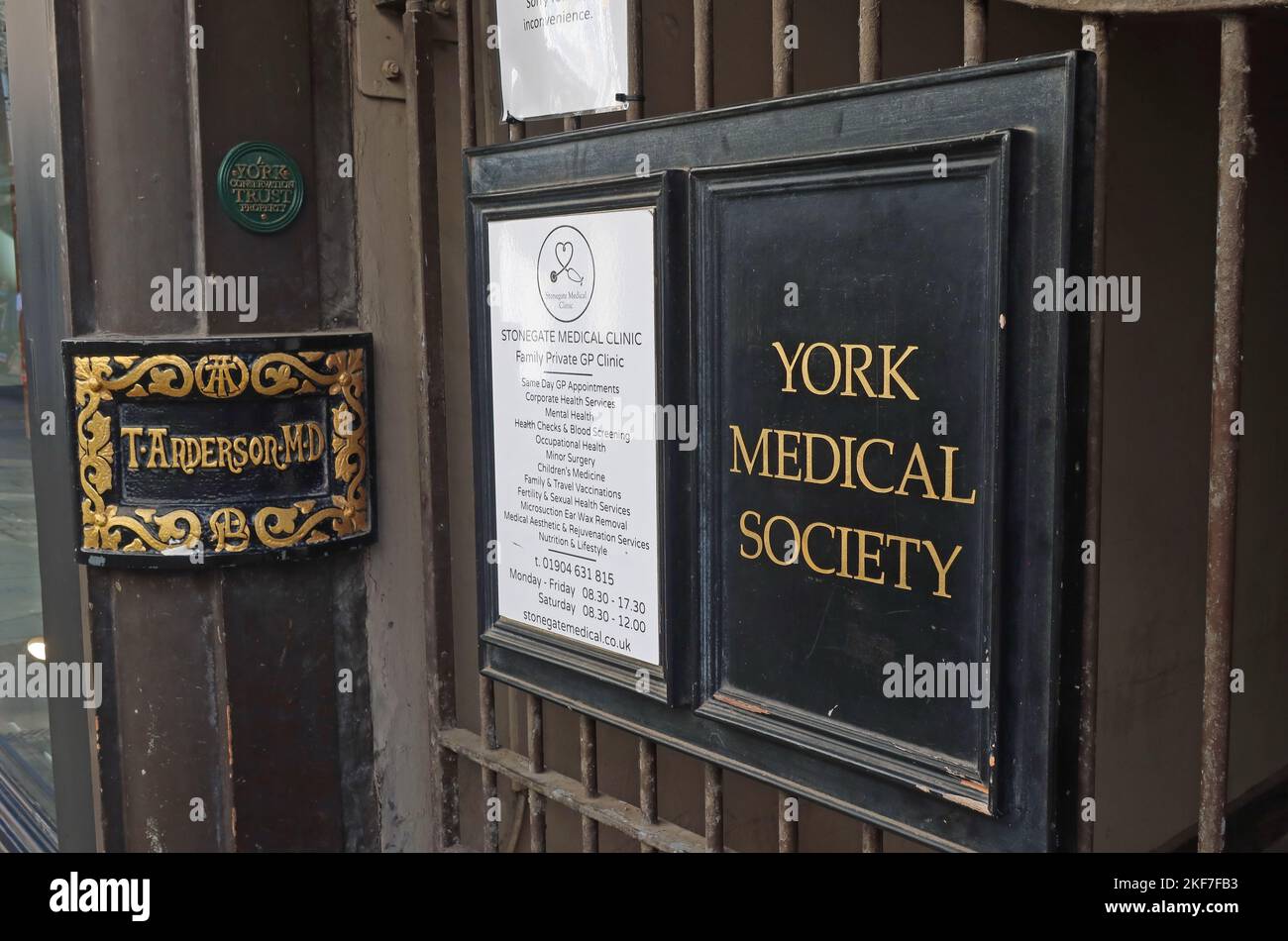 York Medical Society, T Anderson MD Schild auf Gebäude, 23 Stonegate St, York, Yorkshire, England, UK, YO1 8AW Stockfoto