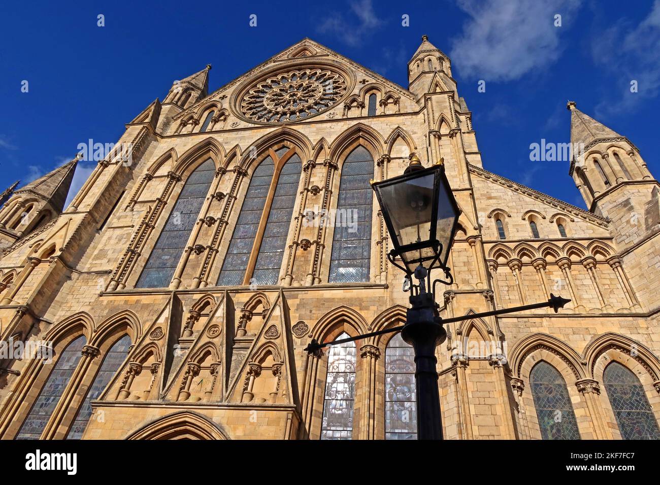 York Minster Kathedrale und alte viktorianische Straßenlaterne, südlicher Quer und Haupteingang, City of York, Yorkshire, England, Großbritannien, YO1 7LG Stockfoto