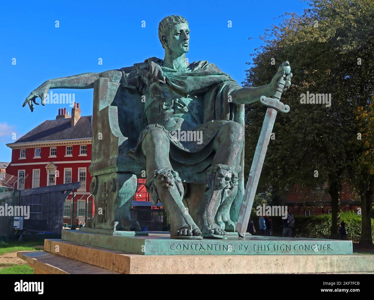 Statue von Konstantin dem Großen, römischer Kaiser von 306 bis 337 n. Chr., in York, vor dem York Minster, Deangate, York, Yorkshire, England, UK, YO1 7HH Stockfoto
