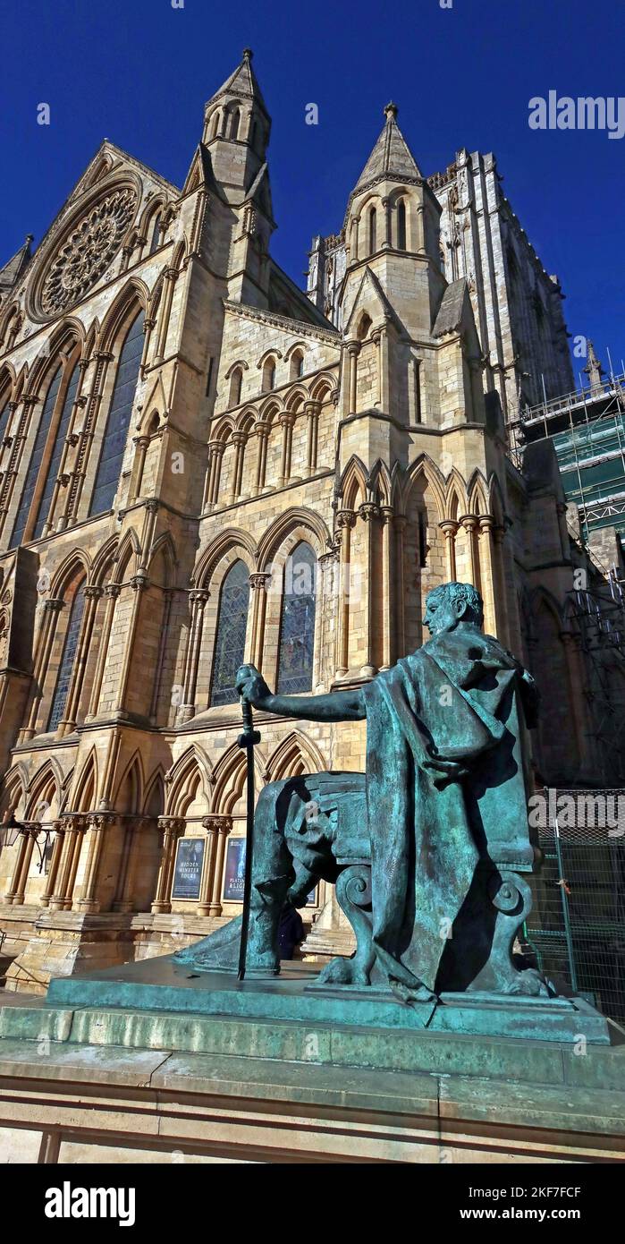 Statue von Konstantin dem Großen, römischer Kaiser von 306 bis 337 n. Chr., in York, vor dem York Minster, Deangate, York, Yorkshire, England, UK, YO1 7HH Stockfoto
