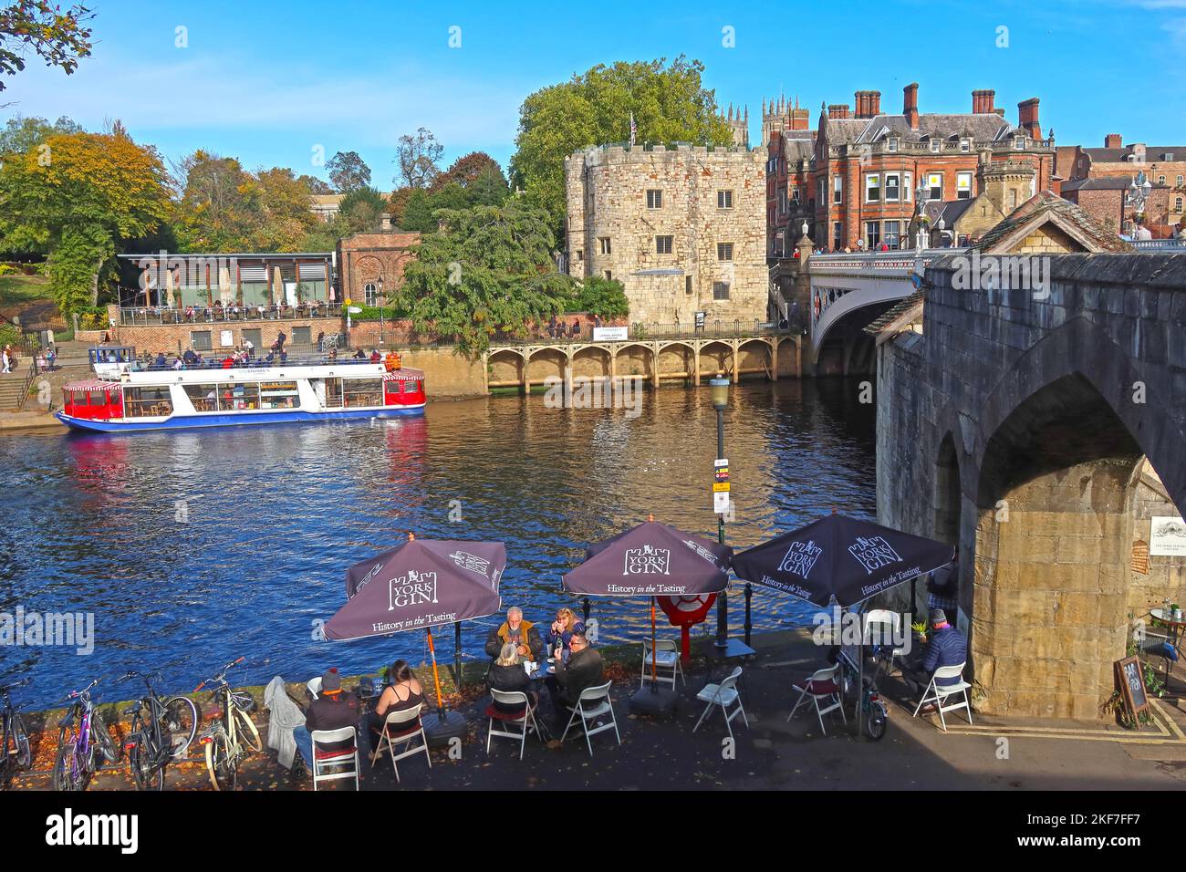 Touristenboote auf dem Fluss Ouse, im York City Centre, von Lendal Bridge, Yorkshire, England, Y01 Stockfoto