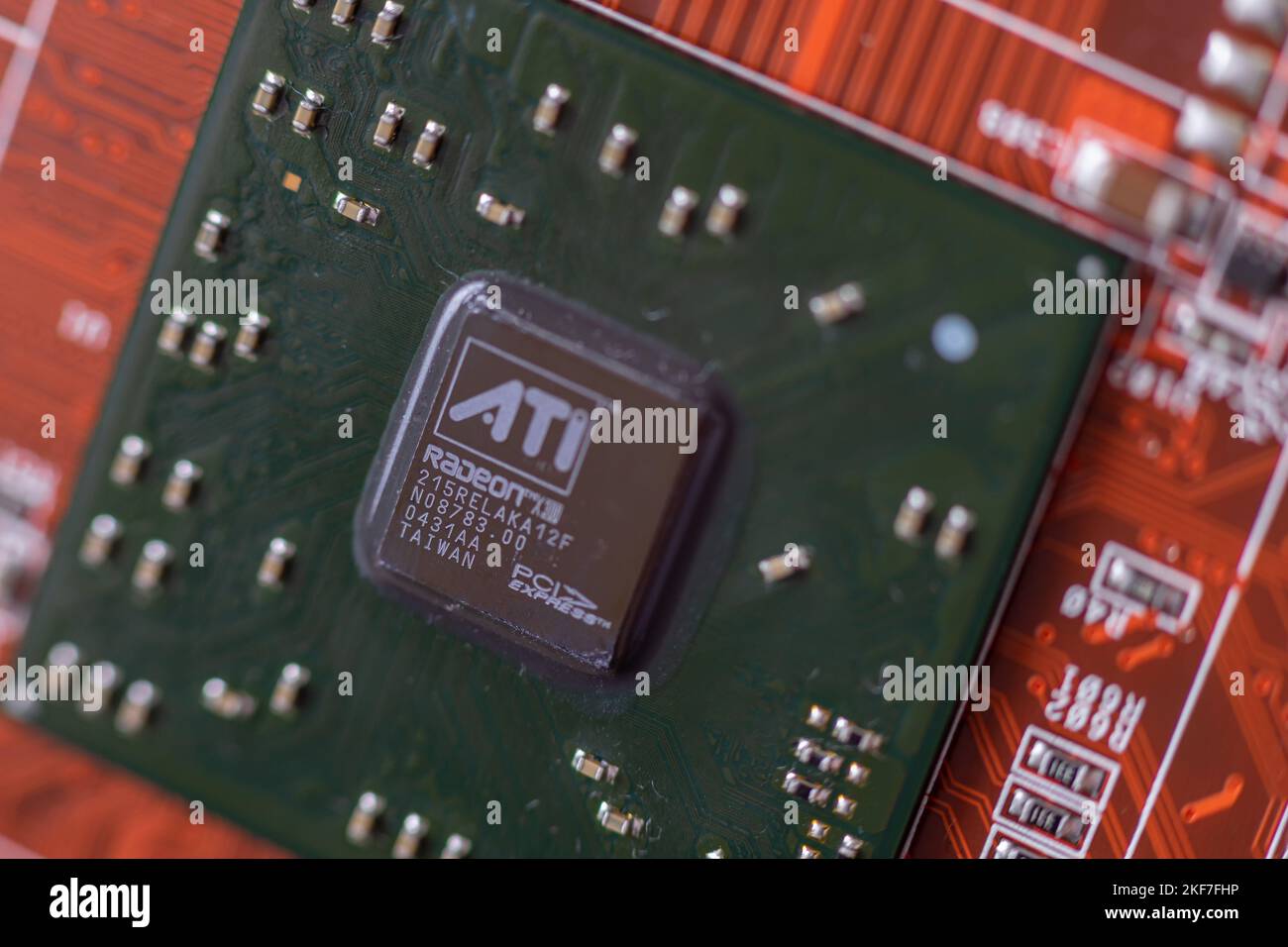 Timisoara, Rumänien - 30. März 2020: Nahaufnahme eines ATI Radeon X300 215RELAKA12F Grafikprozessors. Elektronische Komponenten. Stockfoto
