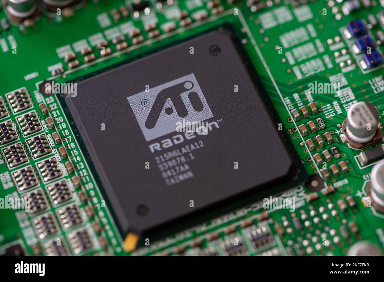 Timisoara, Rumänien – 15. Juli 2020: Nahaufnahme eines ATI Radeon 7000 215R6LAEA12 Grafikprozessors. Elektronische Komponenten. Stockfoto