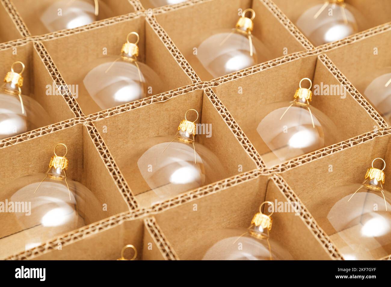 Trendige Weihnachten Hintergrund. Transparente Glas Weihnachtskugeln in Box bereit für Urlaub Kompositionen. Weihnachtsmarkt Stockfoto
