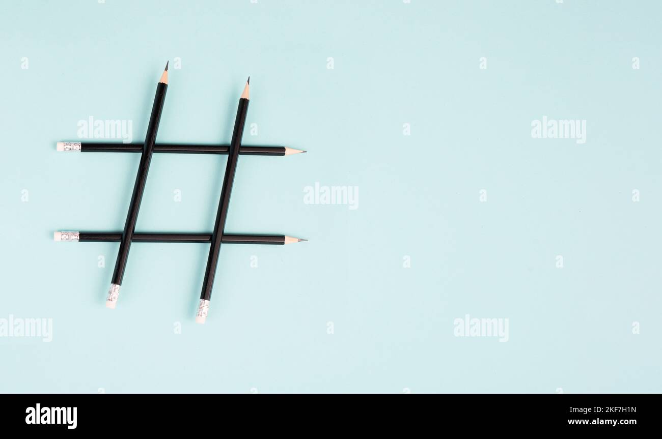 Hashtag aus Bleistiften, Social-Media-Kommunikation, Influencer und Follower, viraler Content-Trend Stockfoto