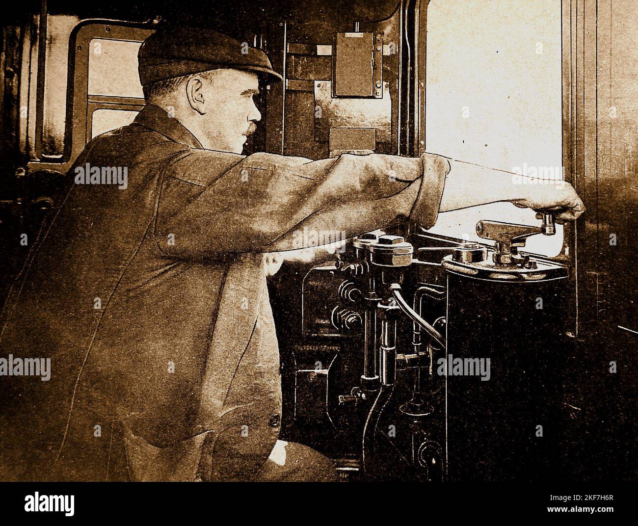 Abbildung von ca. 1930 eines Zugfahrers, der die Sicherheitssteuerung „Dead man's Handle“ in einem Londoner U-Bahn-Zug steuert. Der Fahrer muss während der Fahrt die Hand auf dem Gerät halten, sonst kommt der Zug zum Stillstand, Stockfoto